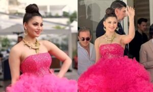 নেকলেস পরে আলোচনায় উর্বশী