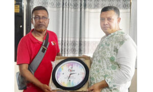 লালমনিরহাট পৌর মেয়রের সাথে বিডি হেডলাইন্সের সৌজন্য সাক্ষাৎ ও উপহার প্রদান