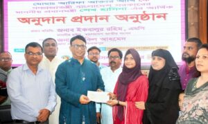 প্রধানমন্ত্রীর ঈদ শুভেচ্ছা ‘লাখ টাকা’ পেল দিনাজপুরের বাক প্রতিবন্ধী আঁখি