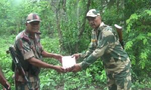 সীমান্তে বিজিবি-বিএসএফ ঈদ শুভেচ্ছা বিনিময়