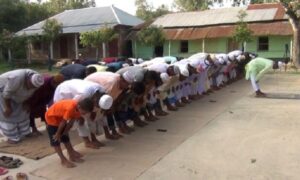 লালমনিরহাটের কালীগঞ্জে সৌদি আরবের সঙ্গে মিল রেখে ঈদুল আজহার নামাজ অনুষ্ঠিত