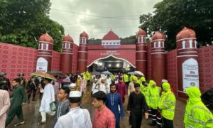 বৃষ্টি বিড়ম্বনার ঈদ, মোনাজাতে শান্তির প্রার্থনা