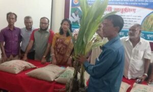 বটিয়াঘাটায় কৃষকের মধ্যে বিনামূল্যে সার ও বীজ বিতরণ 