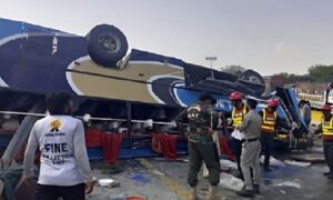 পাকিস্তানে বাস দুর্ঘটনায় নারী ও শিশুসহ নিহত-১২