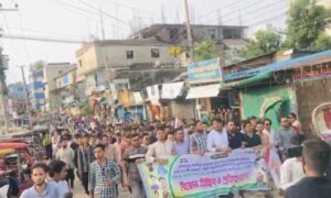 ছাত্রলীগ নেতার বাসভবনে সন্ত্রাসী হামলার প্রতিবাদে বিক্ষোভ