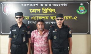 জয়পুরহাটে বিপুল পরিমাণ চোলাই মদসহ মাদক কারবারি আটক