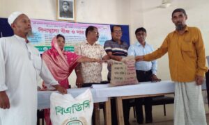 ডোমারে কৃষি প্রণোদনার আওতায় বিনামূল্যে বীজ ও সার বিতরণ
