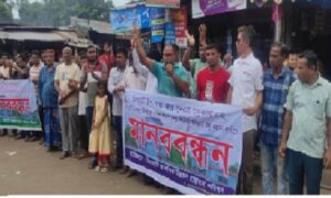 চিলাহাটি হাসপাতালে চিকিৎসা সেবা চালুর দাবীতে মানববন্ধন