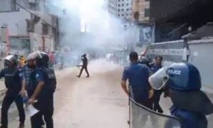 গাজীপুরে বেতন-ভাতার দাবিতে শ্রমিকদের বিক্ষোভ