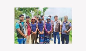 কাহালুতে মাটি খুঁড়ে অর্ধ গলিত লাশ উদ্ধারঃ আটক-৩