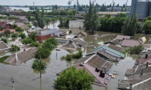 বাঁধভাঙা পানিতে মাইনের ভয়, খেরসন ছাড়ছে বাসিন্দারা