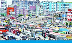 বৃষ্টি ও যানজটের ভোগান্তিতে ঘরমুখো মানুষ