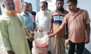 সমুদ্রগামী জেলেদের মাঝে চাল বিতরণ