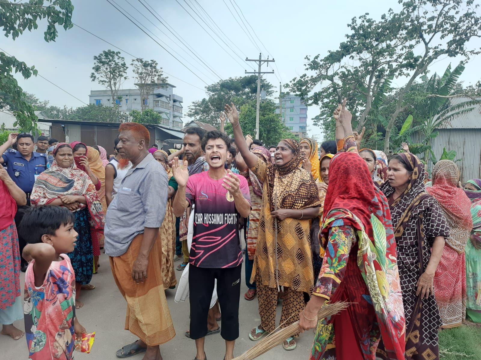অবৈধ গ্যাস সংযোগ বিচ্ছিন্ন করতে গিয়ে স্থানীয়দের তোপের মুখে তিতাস গ্যাসের কর্মকর্তা