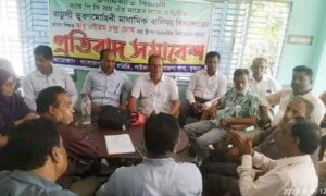 পাইকগাছায় স্কুলের সভাপতি কর্তৃক প্রধান শিক্ষককে লাঞ্চিতর প্রতিবাদে সমাবেশ অনুষ্ঠিত