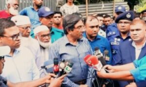 নিহত সাংবাদিক নাদিমের বাড়িতে মানবাধিকার কমিশনের চেয়ারম্যান 