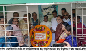 সাতক্ষীরায় আওয়ামী লীগের ৭৪তম প্রতিষ্ঠাবার্ষিকীতে বঙ্গবন্ধুর প্রতিকৃতিতে শ্রদ্ধা নিবেদন
