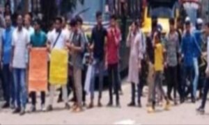 সাত দফা দাবিতে শিক্ষার্থীদের নীলক্ষেত অবরোধ