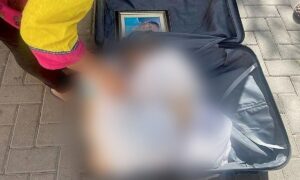 স্যুটকেসে মায়ের লাশ, থানায় হাজির নারী