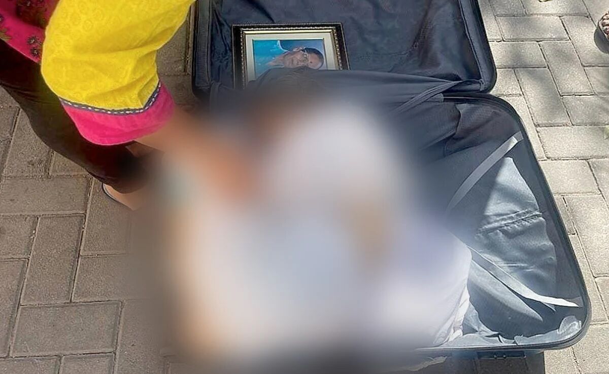 স্যুটকেসে মায়ের লাশ, থানায় হাজির নারী