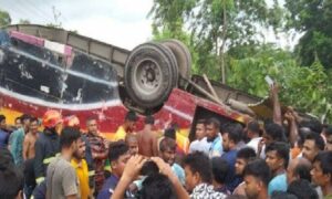 ডুমুরিয়ায় যাত্রীবাহী বাস ও প্রাইভেটকার মুখোমুখি সংঘর্ষ: নিহত-৭, আহত-২২