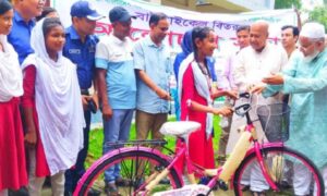ধামইরহাটে শিক্ষার্থীদের মাঝে প্রধানমন্ত্রীর উপহার বাইসাইকেল ও ষাঁড় বাছুর বিতরণ
