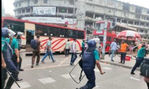 গুলশান শপিং সেন্টার সিলগালা: পুলিশের সঙ্গে ধাওয়া পাল্টা ধাওয়া