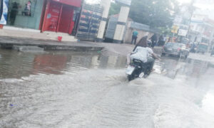 সামান্য বৃষ্টিতে খুলনা শহরে হাঁটু পানি, জনসাধারণের দূর্ভোগ।