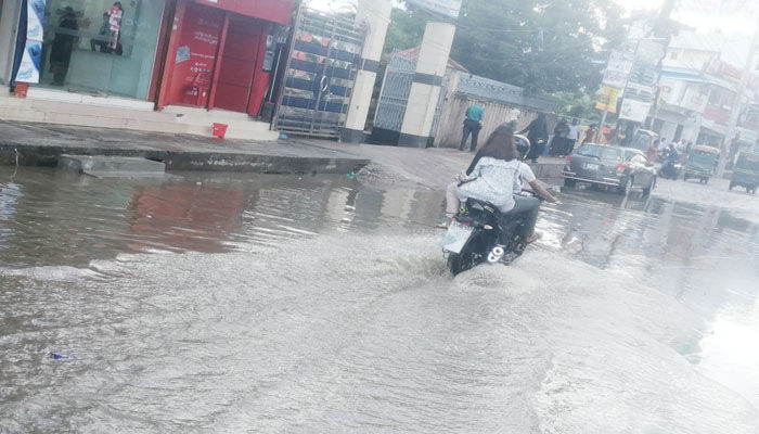 সামান্য বৃষ্টিতে খুলনা শহরে হাঁটু পানি, জনসাধারণের দূর্ভোগ।