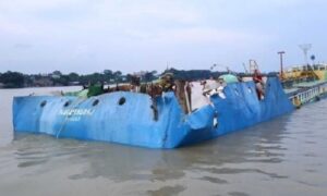 বিস্ফোরিত জাহাজ থেকে ৪ জনের মধ্যে ২ জনের মরদেহ উদ্ধার
