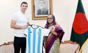 মার্টিনেজকে নৌকা উপহার দিলেন প্রধানমন্ত্রী