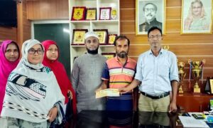 নন্দীগ্রামে ক্ষতিগ্রস্ত মরিচ চাষিকে আর্থিক সহায়তা দিলেন মেয়র