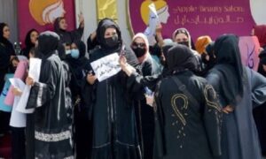 আফগানিস্তানে বিউটি পার্লার চালুর দাবীতে নারীদের বিক্ষোভ