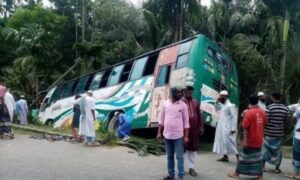 ভোলায় যাত্রীবাহী বাস খাদে: নিহত ১, আহত ১৮
