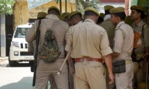 বোনের মাথা নিয়ে থানায় পুরুষ