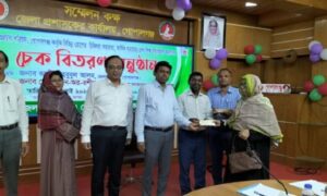 গোপালগঞ্জে প্রান্তিক জনগোষ্ঠীর ১২৮ ব্যক্তি পেলেন আর্থিক অনুদানের চেক