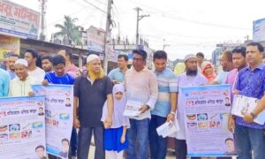 ডেঙ্গু প্রতিরোধে  হিলিতে লিফলেট বিতরণ