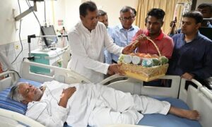 প্রধানমন্ত্রীর নির্দেশে বিএনপি নেতাকে হাসপাতালে দেখতে যান সহকারি একান্ত সচিব-২