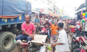 খুলনার চুকনগরে ফের তীব্র যানজট ভোগান্তির চড়মে।