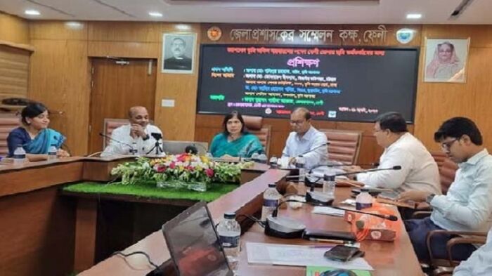 ফেনীতে গ্রাহক সেবা নিশ্চিতে ক্যাশলেস ভূমি অফিস বাস্তবায়নে প্রশিক্ষণ অনুষ্ঠিত