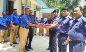 আত্রাই থানার ওসি’র উদ্যোগে দু’জন গ্রাম পুলিশকে পুরস্কৃত