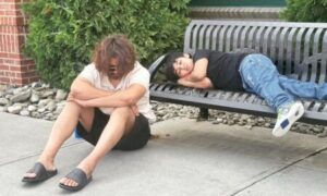 সন্তানের পাশে বসে শাকিব খান