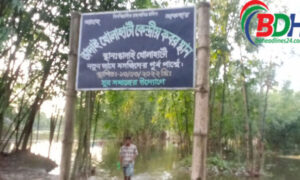 লালমনিরহাটে বন্যা পরিস্থিতি: কবরস্থানে হাঁটু পানি, লাশ দাফন ব্যাহত