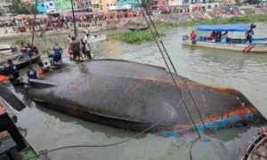 ১২ ঘণ্টা পর উদ্ধার হলো বুড়িগঙ্গায় ডুবে যাওয়া ওয়াটার বাস