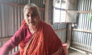 জমি লিখে নিয়ে মাকে বাড়ি ছাড়া করলেন ছেলে ও পুত্রবধু