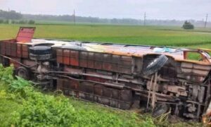 পিকনিকের বাস খাদে পড়ে বরগুনায় নিহত ১ আহত ২৫