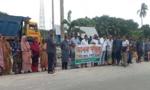 ডুমুরিয়ায় বালির বেডের বালি ও পানি গিয়ে এলাকায় জলাবদ্ধতার প্রতিবাদে মানববন্ধন কর্মসূচী পালিত