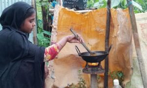 নলকূপ মেরামত করতে মিলল গ্যাস, চলছে রান্না