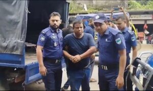 সাতক্ষীরায় পুলিশের অভিযানে ৭টি স্বর্নের বার সহ পাচারকারী গ্রেপ্তার