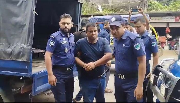 সাতক্ষীরায় পুলিশের অভিযানে ৭টি স্বর্নের বার সহ পাচারকারী গ্রেপ্তার